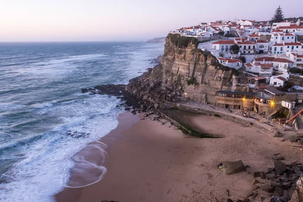 Pueblo de Azenhas do Mar al atardecer, Sintra Portugal — Foto de Stock
