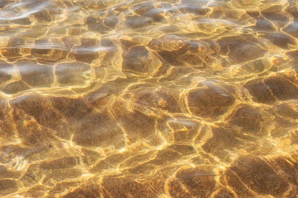 Διαφανές θαλασσινού νερού, λευκό και φυσικό θαλάσσιο φόντο παραλία — Φωτογραφία Αρχείου