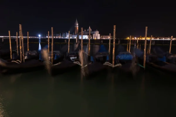 Venedig Kanal mit Gondeln in der Nacht. Italien. — Stockfoto