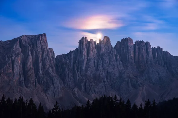 Night in Dolomites. Mountains over lake Carezza, Italy — Stock Photo, Image