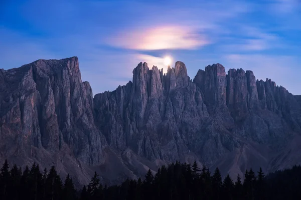 Noche en Dolomitas. Montañas sobre el lago Carezza, Italia — Foto de Stock