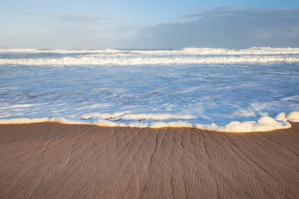 Extreme Weitwinkelpanorama am Strand von Pensacola in Florida. Möwen, Brecher, blauer Himmel, smaragdgrünes Wasser Stockfoto