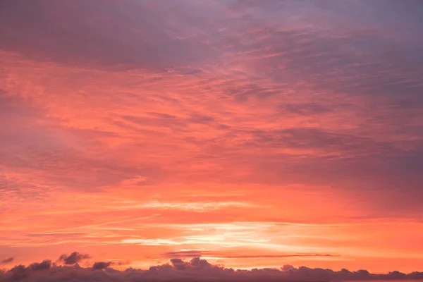 嵐雲、自然の背景とドラマチックな夕焼け空 — ストック写真