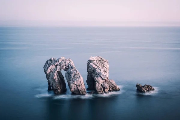 Формирование скал у океана. Playa de la Arnia, Cantfa, Spain — стоковое фото