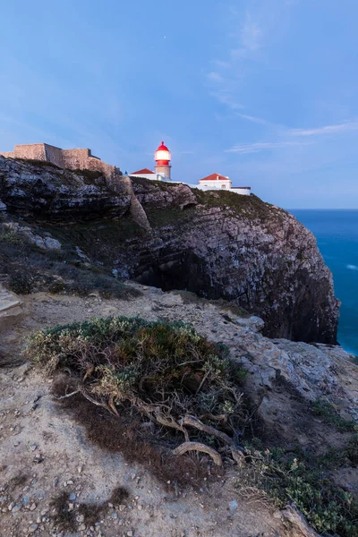 Blick auf den Leuchtturm und die Klippen am Kap st. vincent bei Sonnenuntergang. kontinentaleuropas südwestlichster punkt, sagres, algarve, portugal. — Stockfoto