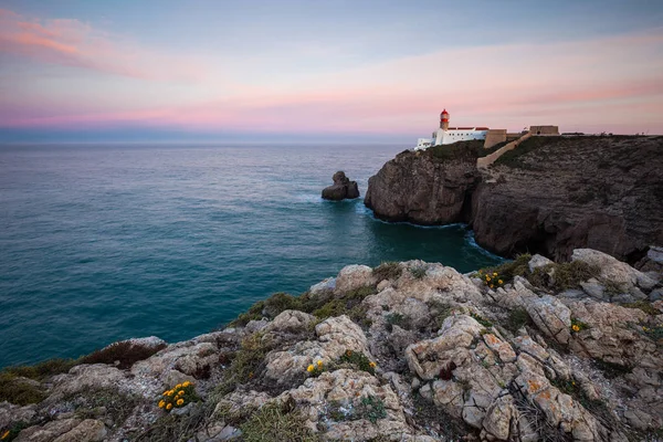 Utsikt över fyren och klipporna vid Cape St Vincent vid solnedgången. Kontinentaleuropas sydvästra punkt, Sagres, Algarve, Portugal. — Stockfoto