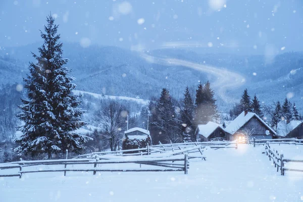 Domek z dymem w zimie bajki snowy górski las. Zima — Zdjęcie stockowe