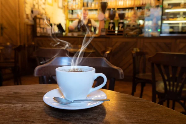 Крупним планом чашку кави в кав'ярні — стокове фото