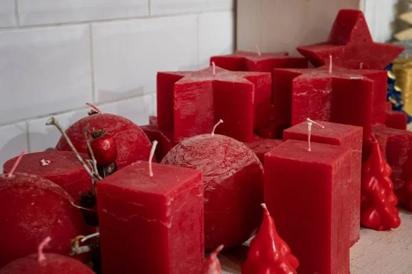 Bunte Stabkerzen in Regalen angeordnet und in einem Kerzenladen nach Farben sortiert. — Stockfoto