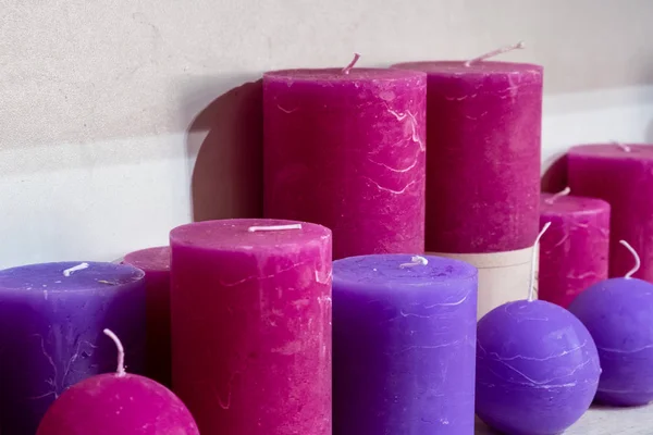 Bougies colorées disposées dans des étagères et triées par couleur dans un magasin de bougies . — Photo