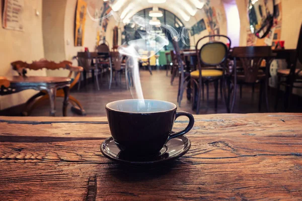 Closeup of a cup of coffee at coffee shop — Stock Photo, Image