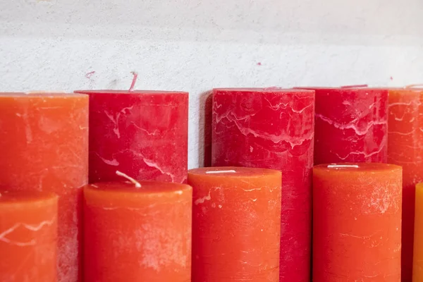 Kleurrijke stick kaarsen gerangschikt in rekken en gesorteerd op kleur in een kaars-winkel. — Stockfoto