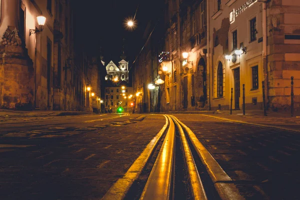 Rua iluminada à noite. Velha cidade europeia — Fotografia de Stock