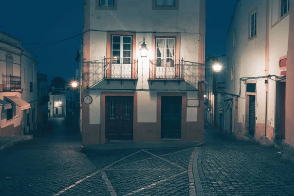 Rua iluminada à noite. Velha cidade europeia Évora, Portugal — Fotografia de Stock