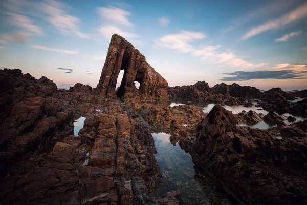 Playa de Vallina en Asturias, España. Fondo ondulado de mar y mar . — Foto de Stock