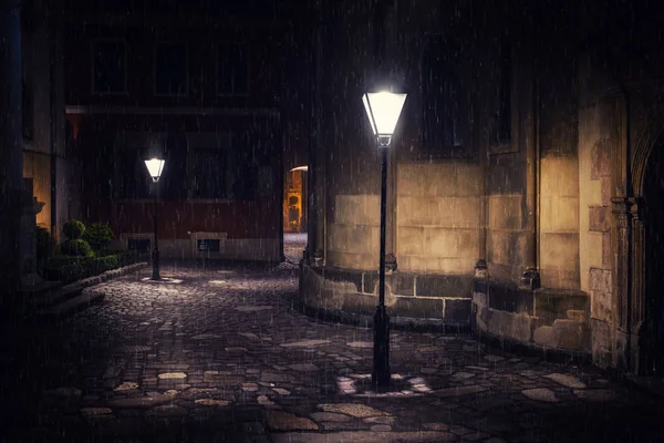 Regenachtige nacht in oude Europese stad met lantaarns — Stockfoto