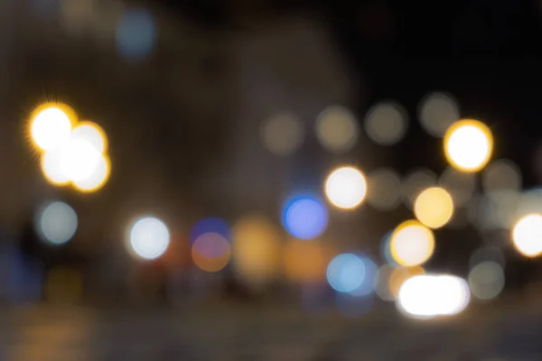 Una multitud de personas moviéndose en la vieja calle nocturna de la ciudad europea desenfocó imagen abstracta borrosa — Foto de Stock