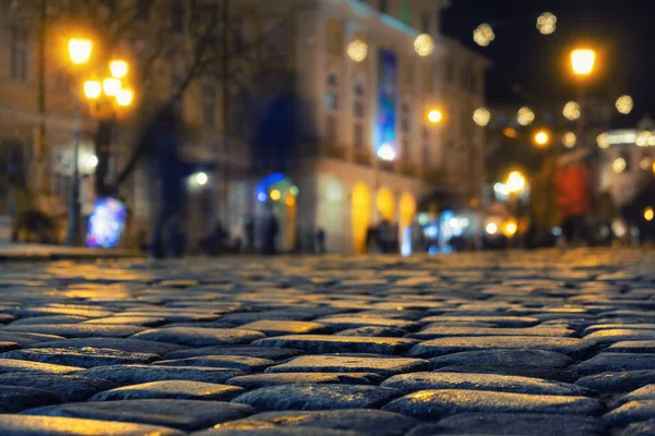 Pedras de pavimentação com reflexos e luzes de sinalização da lente, cidade noturna fundo abstrato e textura — Fotografia de Stock