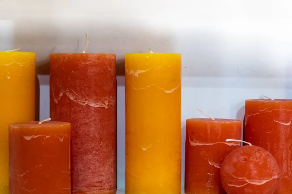 Kleurrijke stick kaarsen gerangschikt in rekken en gesorteerd op kleur in een kaars-winkel. — Stockfoto