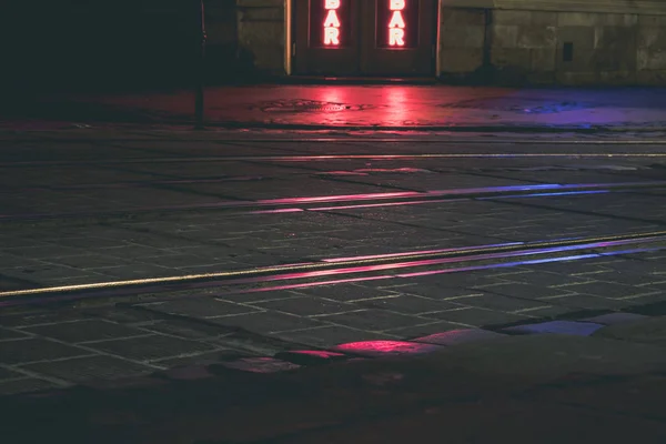 Вологий освітлений вулицею червоного світла вночі — стокове фото