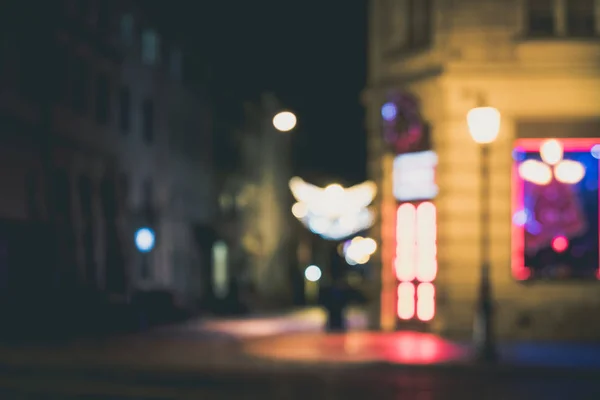 En skara människor som flyttar på den gamla europeiska staden kvällen gatan defocused suddig abstrakt bild — Stockfoto