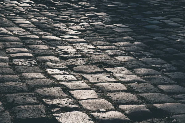 Cobble πέτρινος δρόμος στην παλιά ευρωπαϊκή πόλη — Φωτογραφία Αρχείου