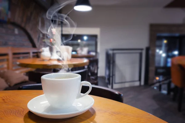 Close-up van een kopje koffie bij coffee shop — Stockfoto