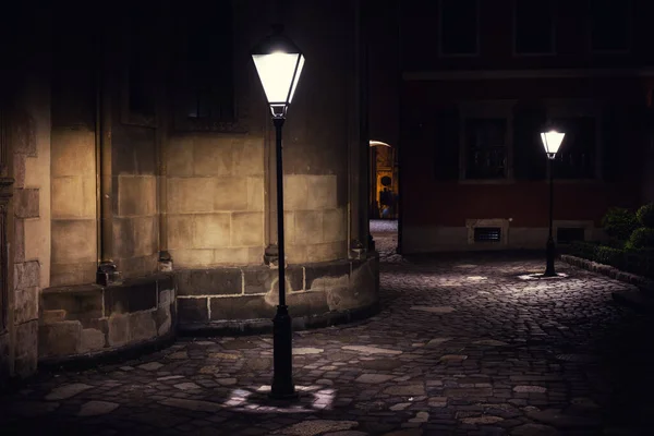 Geceleri Işıklı Cadde Eski Avrupa Şehri — Stok fotoğraf
