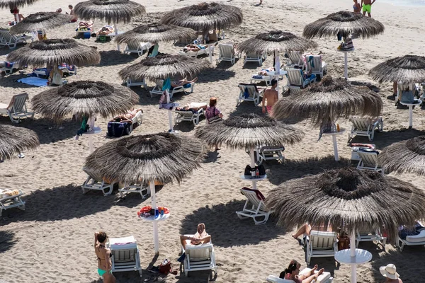 Costa Adeje Tenerife España Noviembre 2019 Gente Acuesta Arena Nada — Foto de Stock