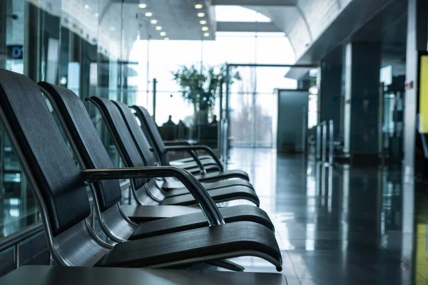 Boş Bir Havaalanı Terminalinde Sıra Sıra Sandalye — Stok fotoğraf