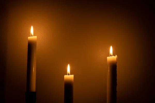 Hintergrund Oder Textur Großer Weißer Brennender Kerzen Dunklen Raum Über — Stockfoto