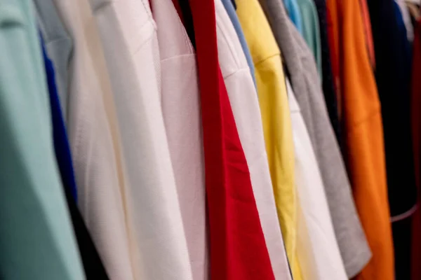 Rangée Shirts Colorés Sur Les Épaules Cintres Dans Magasin Détail — Photo