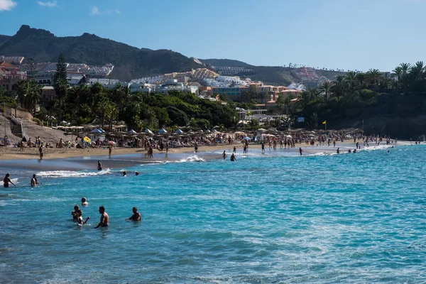 Costa Adeje Tenerife Spagna Novembre 2019 Gente Giace Sulla Sabbia — Foto Stock