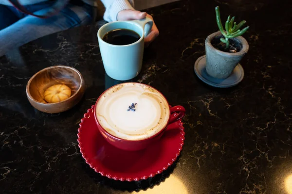 Rote Tasse Heißen Cappuccino Weiblicher Hand Auf Holztisch — Stockfoto