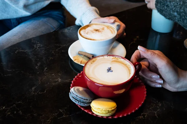 Rode Kop Hete Cappuccino Vrouwelijke Hand Houten Tafel — Stockfoto