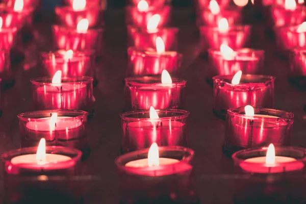 Velas Rojas Brillando Oscuridad Tomado Ambiente Religioso — Foto de Stock