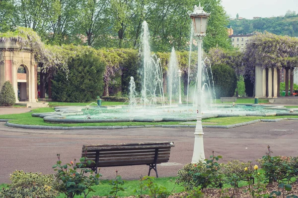 都市公園で噴水 晴れた日の緑の夏の公園 — ストック写真