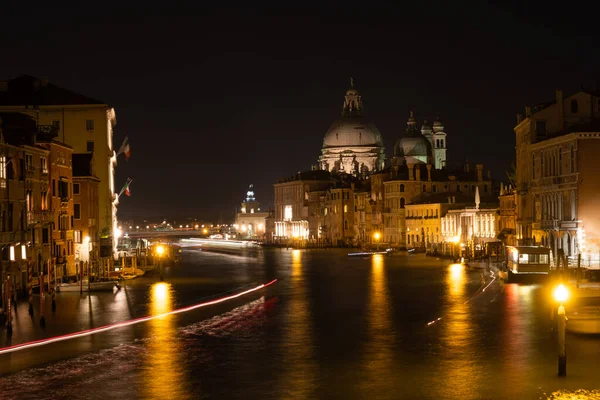 背景にサンタ マリア デッラ サルテ大聖堂と大運河の都市景観画像 ヴェネツィア イタリア — ストック写真