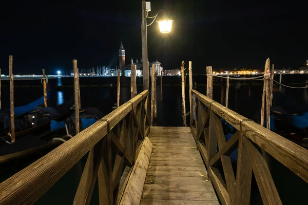 Венецианский Канал Историческими Зданиями Гондолами Ночью Италия — стоковое фото