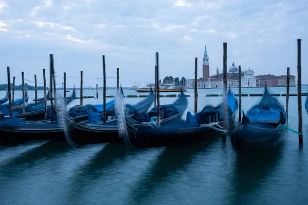 Gondole Zacumowane Przez Świętego Marka Kwadratowych Kościoła San Giorgio Maggiore — Zdjęcie stockowe