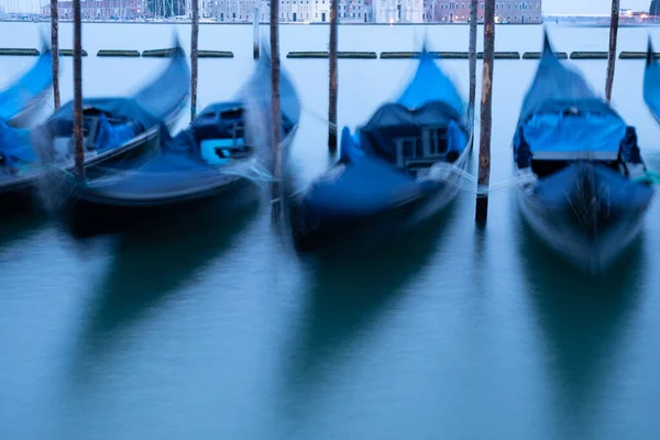 Gondolas Amarradas Por Plaza San Marcos Con Iglesia San Giorgio —  Fotos de Stock