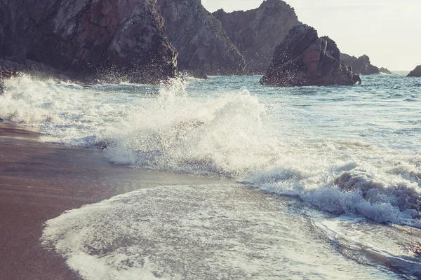 Prachtig Rotsachtig Strand Oceaangolf Onder Blauwe Bewolkte Zomerhemel California Verenigde — Stockfoto