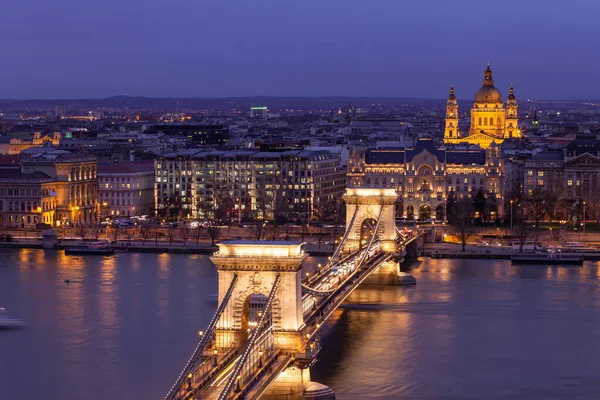 Pont Chaîne Budapest Dans Soirée Skyline Nocturne Ville Visites Guidées — Photo