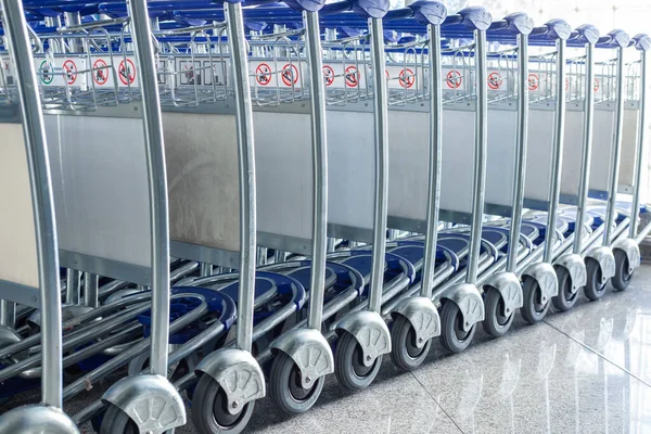 Großaufnahme Von Gepäckwagen Modernen Flughafeninnenraum — Stockfoto