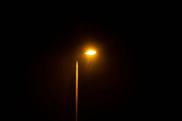 Zářící Pouliční Lampa Deštivé Noci — Stock fotografie