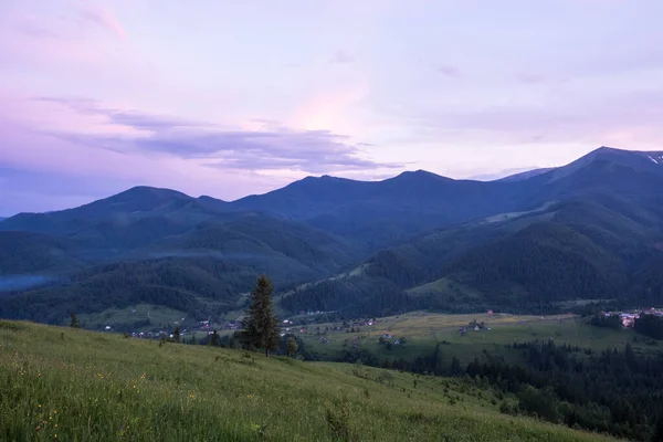 Dağların Manzarasında Muhteşem Bir Günbatımı Doğa Yaz Manzarası — Stok fotoğraf