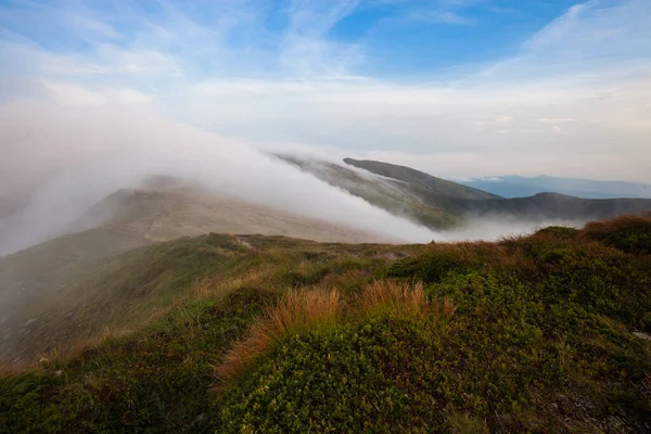 在晨曦的天空下 群山环抱 云雾弥漫 — 图库照片