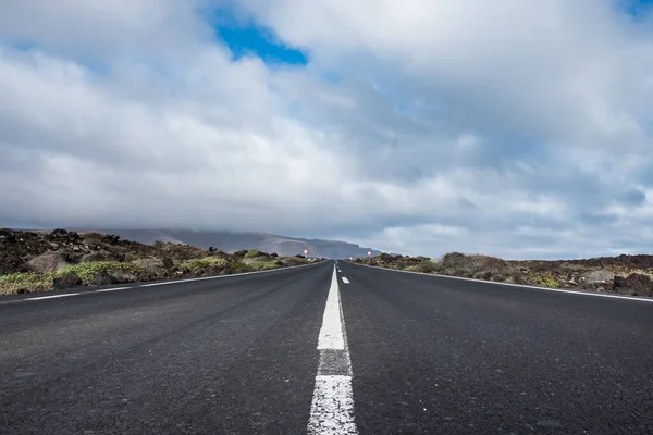 Endlose Straße Zum Timanfaya Nationalpark Auf Lanzarote Kanarische Inseln Spanien lizenzfreie Stockfotos