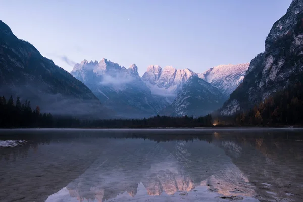 Salida Del Sol Lago Montaña Otoño Lago Landro Dolomitas Alpes — Foto de Stock