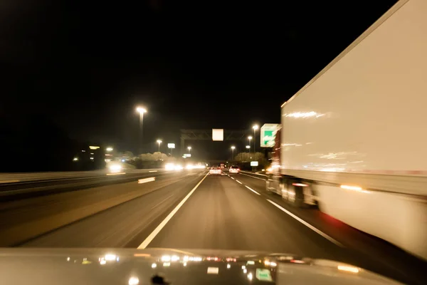 Snelle Nacht Rijden Snelweg Uitzicht Van Binnenuit Van Een Auto — Stockfoto